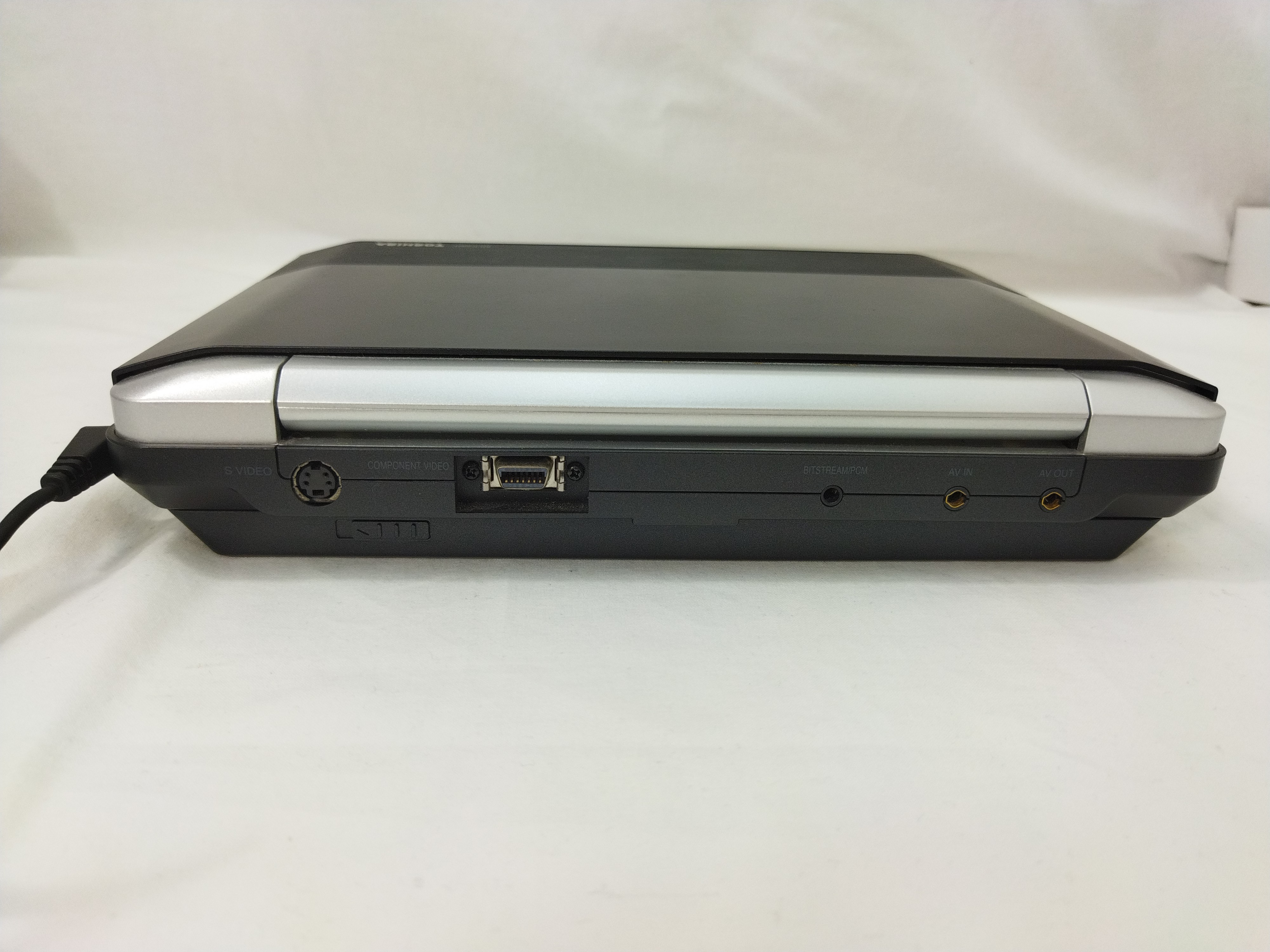 Lecteur DVD portable Toshiba SD-P30DT avec tuner TNT intégré – sans télécommande État correct - Vue 4 - 